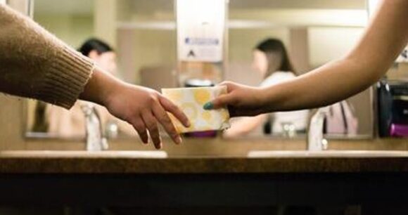 Dispenserul de absorbante, o discuție despre corp, sănătate și politică