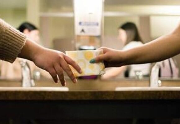 Dispenserul de absorbante, o discuție despre corp, sănătate și politică