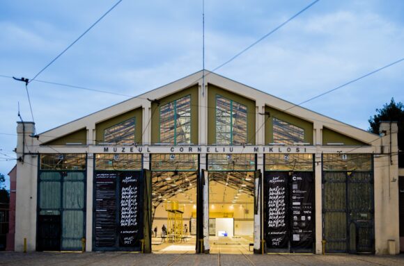 Timișoara | Ultima săptămână a expoziției „Dan Perjovschi. ROMÂNIA – O retrospectivă 1985–2025” la Muzeul Corneliu Mikloși: artă, dialoguri și un final cu sens