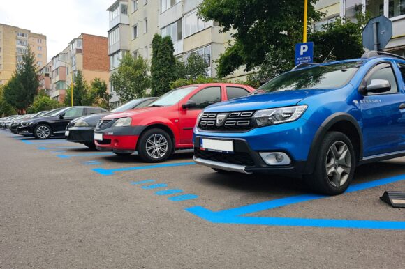 Primăria Brașov anunță începerea licitațiilor pentru locurile de parcare din cartierul Tractorul