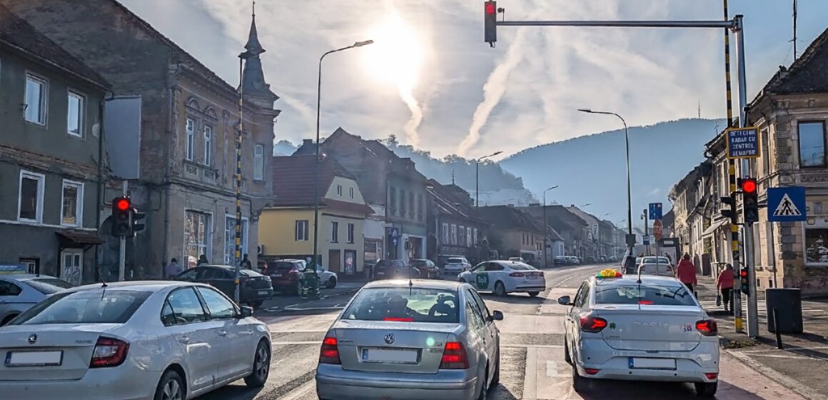 Semafoarele de pe strada Lungă sunt prevăzute cu sisteme radar, care comută pe culoarea roșie atunci când detectează autoturisme care depășesc viteza legală Semafoarele de pe strada Lungă sunt prevăzute cu sisteme radar, care comută pe culoarea roșie atunci când detectează autoturisme care depășesc viteza legală