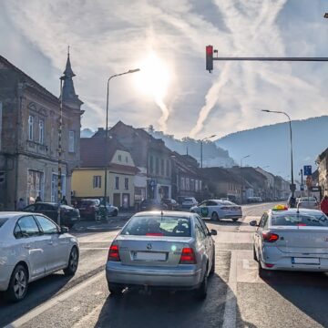 Semafoarele de pe strada Lungă sunt prevăzute cu sisteme radar, care comută pe culoarea roșie atunci când detectează autoturisme care depășesc viteza legală Semafoarele de pe strada Lungă sunt prevăzute cu sisteme radar, care comută pe culoarea roșie atunci când detectează autoturisme care depășesc viteza legală