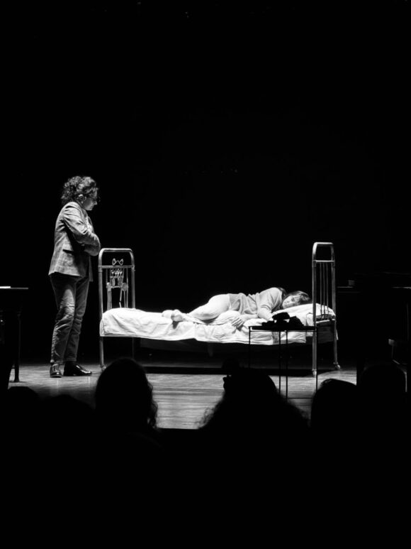 Mihaela Alexandru și Lorena Zăbrăuțanu pe scena Teatrului de Artă „Mher Mkrtchyan” din Erevan la „Întâlnirea Teatrelor Francofone”