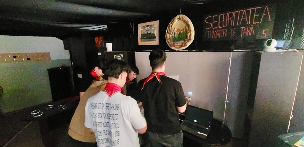 Metodă inedită de predare a istoriei comunismului: primul escape room educațional din România care folosește VR, lansat la Brașov Metodă inedită de predare a istoriei comunismului: primul escape room educațional din România care folosește VR, lansat la Brașov