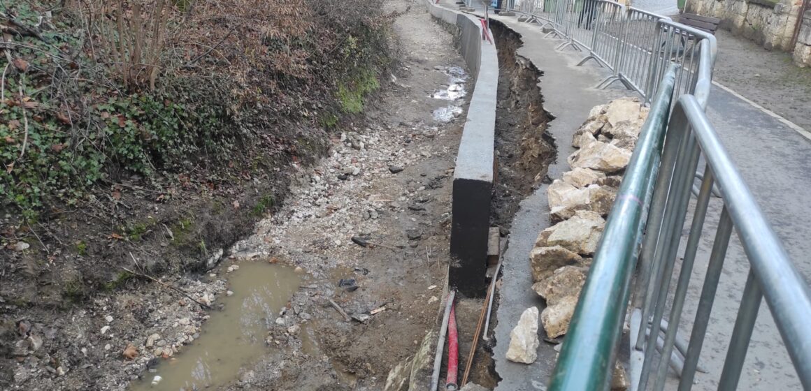 Lucrări fără autorizație realizate de Primăria Brașov la Pârâul Graft, zona După Ziduri Lucrări fără autorizație realizate de Primăria Brașov la Pârâul Graft, zona După Ziduri