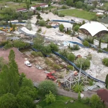 Primăria Brașov a început igienizarea terenului din fostul Aqua Park Noua