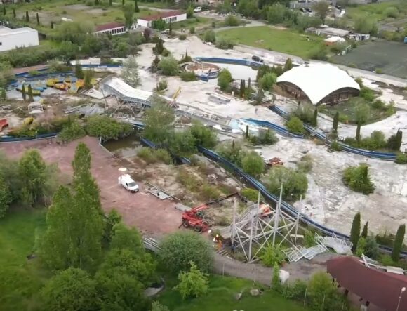 Primăria Brașov a început igienizarea terenului din fostul Aqua Park Noua