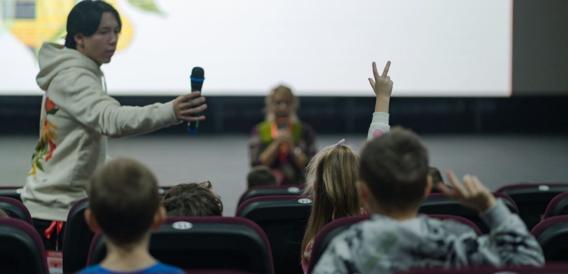 Un nou podcast pentru copii mici propune educația de mediu fără ecrane și fără grabă