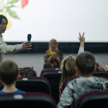 Un nou podcast pentru copii mici propune educația de mediu fără ecrane și fără grabă