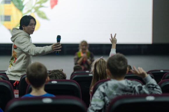 Un nou podcast pentru copii mici propune educația de mediu fără ecrane și fără grabă