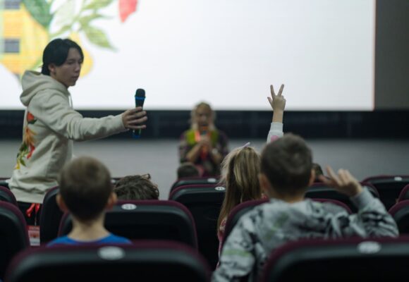 Un nou podcast pentru copii mici propune educația de mediu fără ecrane și fără grabă