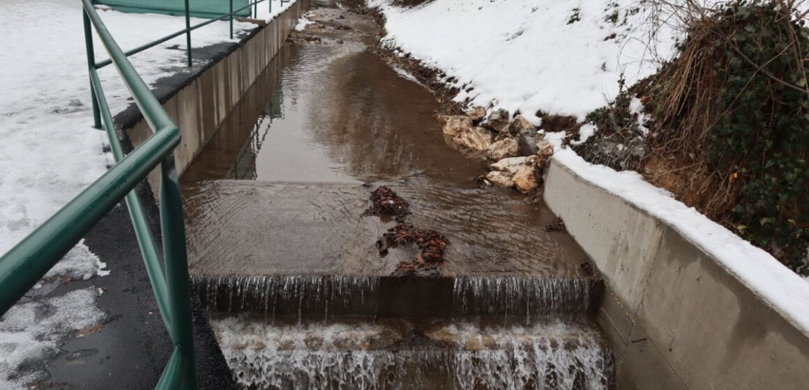 VIDEO | Pârâul Graft cu beton și balustradă, după lucrările din decembrie 2025