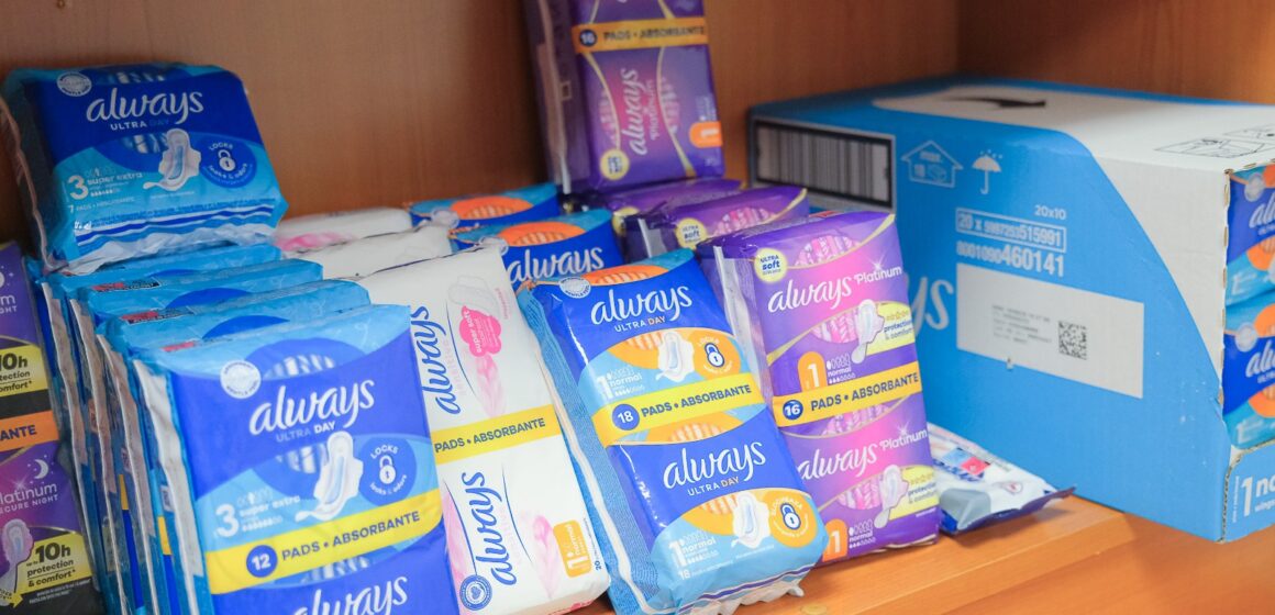 40 de unități de învățământ din Brașov au primit produse și articole prin parteneriatul municipalității cu Catena