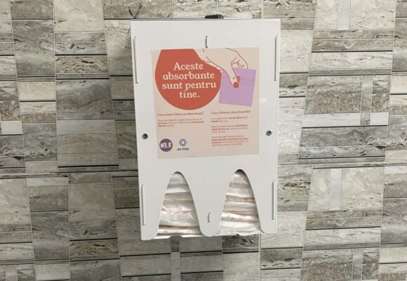 10 dispensere, 3000 de absorbante, în trei unități de învățământ din Brașov