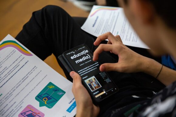 1200 de profesori pregătiți să predea educație media digitală. Alte 385 de locuri disponibile pentru cursul online derulat de CJI dedicat profesorilor