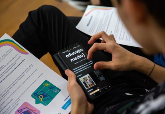 1200 de profesori pregătiți să predea educație media digitală. Alte 385 de locuri disponibile pentru cursul online derulat de CJI dedicat profesorilor