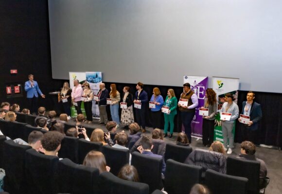 Cine sunt profesorii care au câștigat ediția 2026 a proiectului „Profesori Altfel”