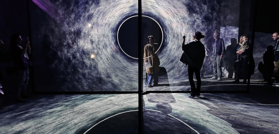 „Event Horizon” – o instalație imersivă despre misterul găurilor negre, prezentată la Muzeul Tehnic „Prof. Ing. Dimitrie Leonida” „Event Horizon” – o instalație imersivă despre misterul găurilor negre, prezentată la Muzeul Tehnic „Prof. Ing. Dimitrie Leonida”