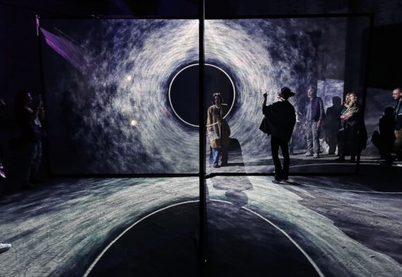 „Event Horizon” – o instalație imersivă despre misterul găurilor negre, prezentată la Muzeul Tehnic „Prof. Ing. Dimitrie Leonida”