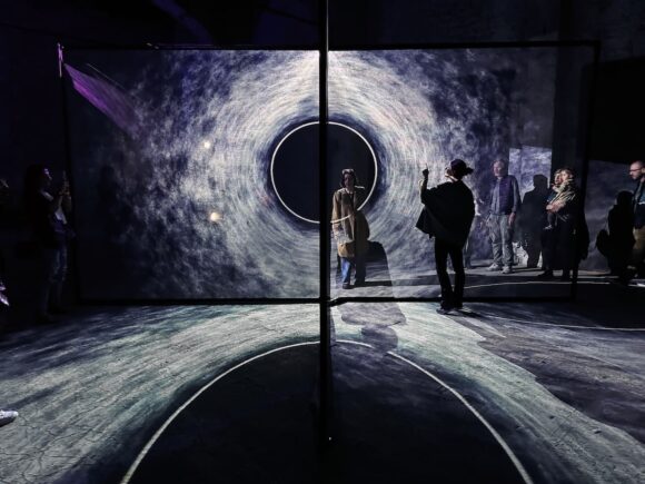 „Event Horizon” – o instalație imersivă despre misterul găurilor negre, prezentată la Muzeul Tehnic „Prof. Ing. Dimitrie Leonida”