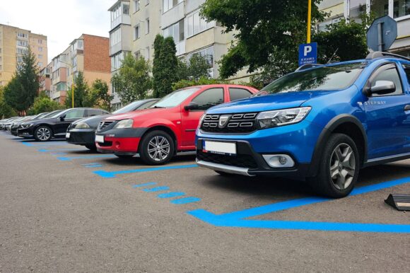 Primăria Brașov prezintă o listă de 76 de propuneri pentru Regulamentul de atribuire şi folosire a locurilor de parcare de reşedinţă și organizează o dezbatere publică în 24 martie