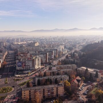 Sălile de jocuri de noroc nu mai pot funcționa la parterul blocurilor, ci doar în incinta hotelurilor de 4 sau 5 stele și a mall-urilor | Primăria Brașov a pus în dezbatere regulamentul privind jocurile de noroc Sălile de jocuri de noroc nu mai pot funcționa la parterul blocurilor, ci doar în incinta hotelurilor de 4 sau 5 stele și a mall-urilor | Primăria Brașov a pus în dezbatere regulamentul privind jocurile de noroc