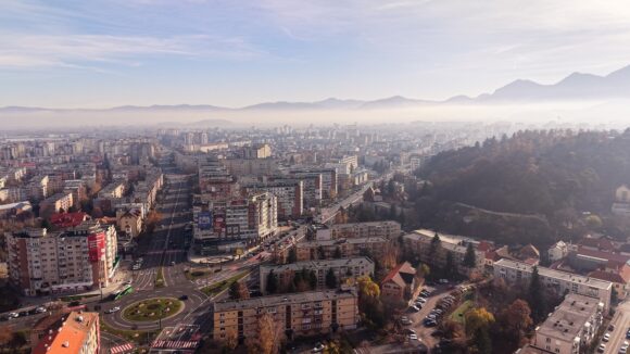 Sălile de jocuri de noroc nu mai pot funcționa la parterul blocurilor, ci doar în incinta hotelurilor de 4 sau 5 stele și a mall-urilor | Primăria Brașov a pus în dezbatere regulamentul privind jocurile de noroc