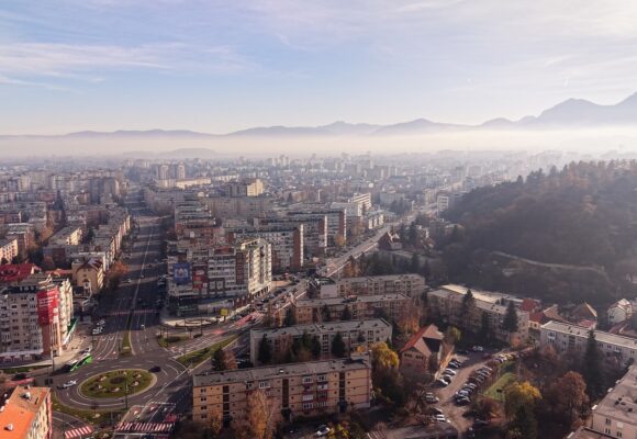 Sălile de jocuri de noroc nu mai pot funcționa la parterul blocurilor, ci doar în incinta hotelurilor de 4 sau 5 stele și a mall-urilor | Primăria Brașov a pus în dezbatere regulamentul privind jocurile de noroc Sălile de jocuri de noroc nu mai pot funcționa la parterul blocurilor, ci doar în incinta hotelurilor de 4 sau 5 stele și a mall-urilor | Primăria Brașov a pus în dezbatere regulamentul privind jocurile de noroc