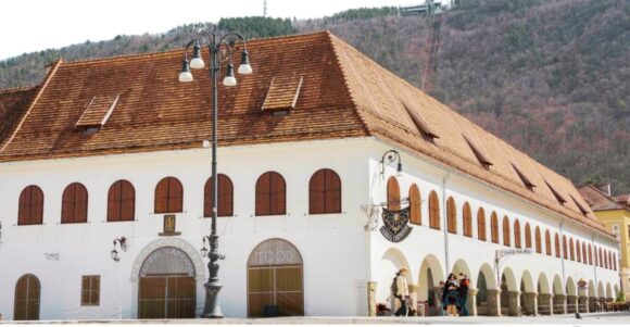 Clădirile spun povești | De la Casa Negustorilor la Cerbul Carpatin | la Centrul Cultural Apollonia