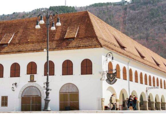 Clădirile spun povești | De la Casa Negustorilor la Cerbul Carpatin | la Centrul Cultural Apollonia