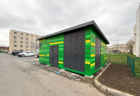 Primăria Brașov a realizat a patra parcare pentru biciclete din municipiu