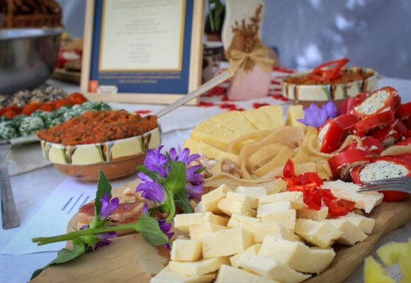 Fundația Conservation Carpathia a lansat harta Punctelor Gastronomice Locale din sudul Munților Făgăraș