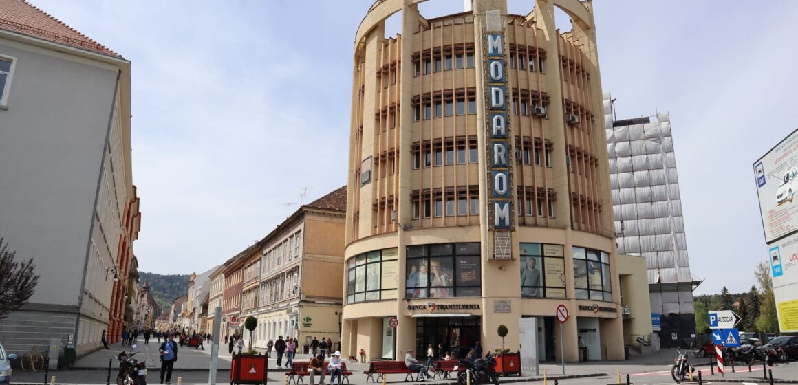 stories | Expoziția „Ne vedem în colț, la Modarom!” | Biblioteca Județeană „George Barițiu” Brașov
