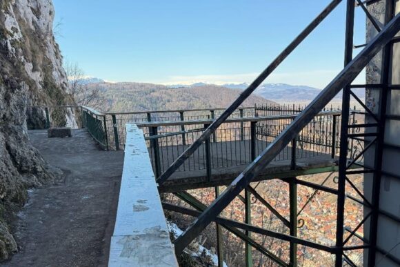 Platforma Belvedere de pe Tâmpa va fi pusă în siguranță în regim de urgență. Până la finalizarea lucrărilor, accesul pe platformă va fi restricționat