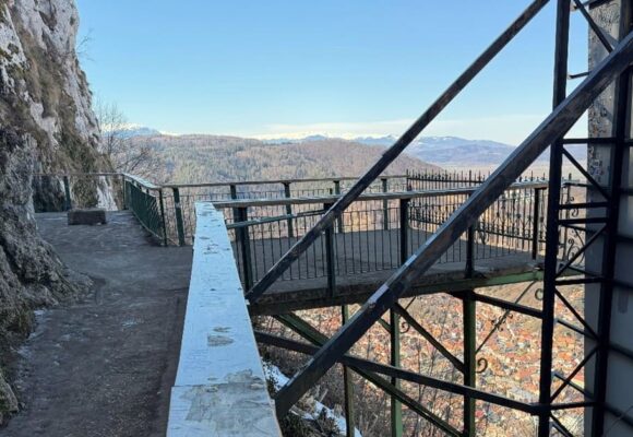 Platforma Belvedere de pe Tâmpa va fi pusă în siguranță în regim de urgență. Până la finalizarea lucrărilor, accesul pe platformă va fi restricționat