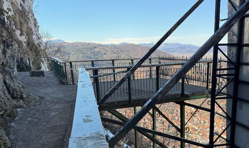 Platforma Belvedere de pe Tâmpa va fi pusă în siguranță în regim de urgență. Până la finalizarea lucrărilor, accesul pe platformă va fi restricționat Platforma Belvedere de pe Tâmpa va fi pusă în siguranță în regim de urgență. Până la finalizarea lucrărilor, accesul pe platformă va fi restricționat