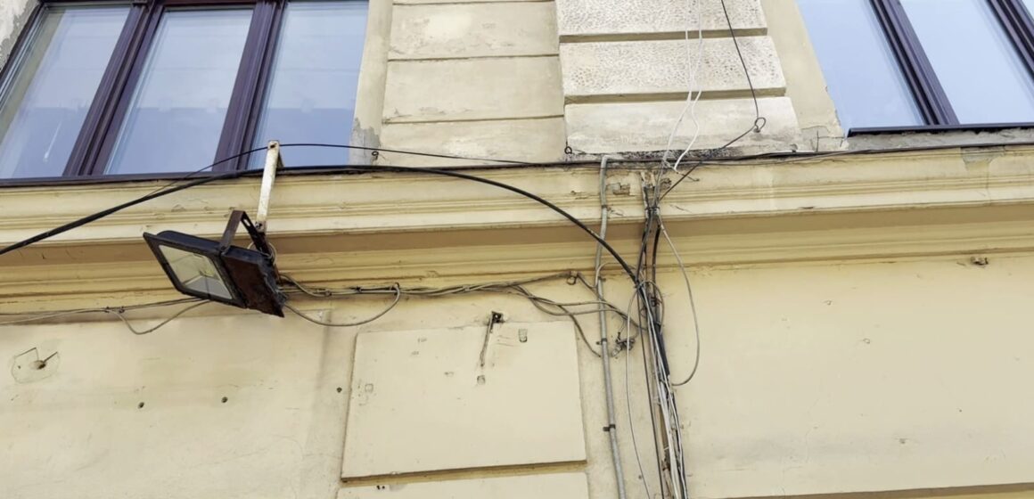 Primăria Brașov a somat rețeliștii pentru a elimina cablurile inestetice de pe fațadele clădirilor din oraș