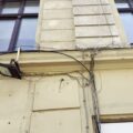 Primăria Brașov a somat rețeliștii pentru a elimina cablurile inestetice de pe fațadele clădirilor din oraș