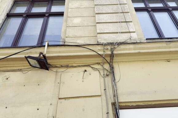 Primăria Brașov a somat rețeliștii pentru a elimina cablurile inestetice de pe fațadele clădirilor din oraș