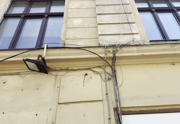 Primăria Brașov a somat rețeliștii pentru a elimina cablurile inestetice de pe fațadele clădirilor din oraș