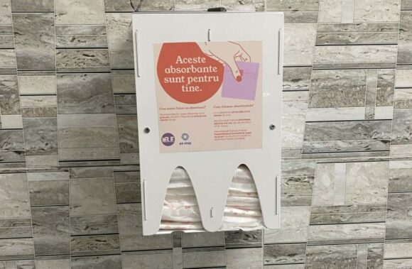45 de organizații solicită includerea explicită a produselor de igienă menstruală printre facilitățile obligatorii din grupurile sanitare școlare