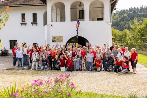 Peste 300.000 de vârstnici din orașele României nu au mai ieșit din oraș de mai bine de 5 ani. Seniorii singuri din Brașov vor participa vara aceasta la excursii organizate de Asociația Niciodată Singur
