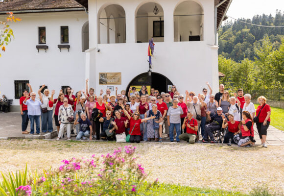 Peste 300.000 de vârstnici din orașele României nu au mai ieșit din oraș de mai bine de 5 ani. Seniorii singuri din Brașov vor participa vara aceasta la excursii organizate de Asociația Niciodată Singur Peste 300.000 de vârstnici din orașele României nu au mai ieșit din oraș de mai bine de 5 ani. Seniorii singuri din Brașov vor participa vara aceasta la excursii organizate de Asociația Niciodată Singur