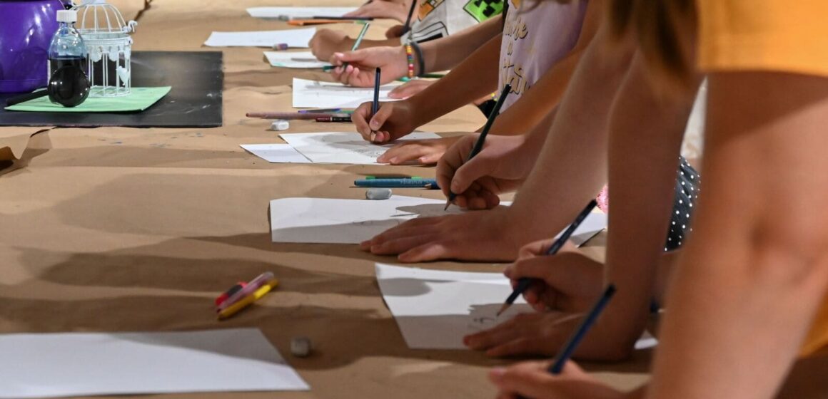 976 de copii și tineri au participat la Școala de Vară organizată de Muzeul de Artă Brașov 976 de copii și tineri au participat la Școala de Vară organizată de Muzeul de Artă Brașov