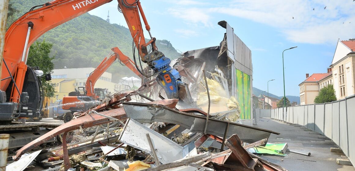 Primăria Brașov a început demolarea Duplex 91