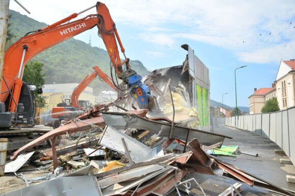 Primăria Brașov a început demolarea Duplex 91