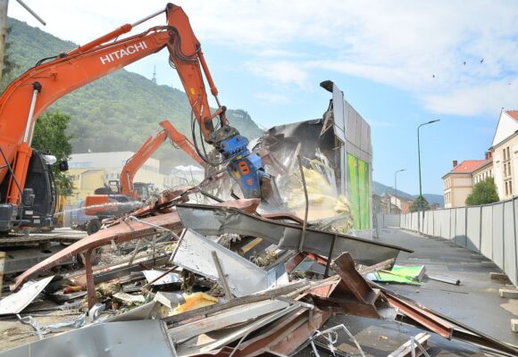 Primăria Brașov a început demolarea Duplex 91