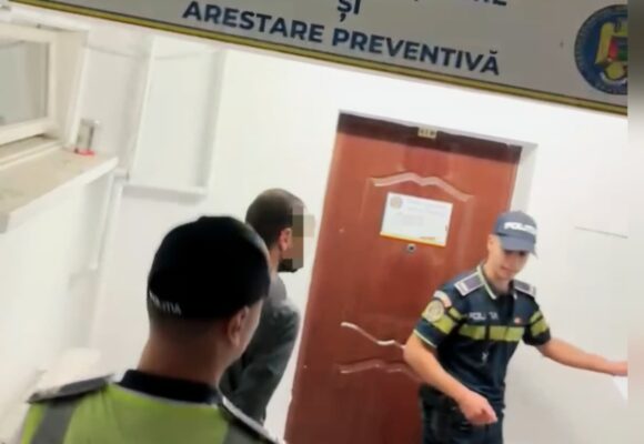 Șoferul care a omorât două persoane pe Mureșenilor a fost reținut pentru 24 de ore. Suferea de o afecțiune medicală cronică ce putea genera stări convulsive și pierderea stării de conștiență și renunțase la tratament Șoferul care a omorât două persoane pe Mureșenilor a fost reținut pentru 24 de ore. Suferea de o afecțiune medicală cronică ce putea genera stări convulsive și pierderea stării de conștiență și renunțase la tratament