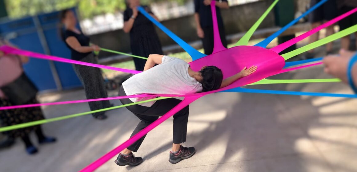 Când dansul încetinește orașul: Gravity Break deschide un laborator de cercetare coregrafică între apă, corp și spațiul public Când dansul încetinește orașul: Gravity Break deschide un laborator de cercetare coregrafică între apă, corp și spațiul public