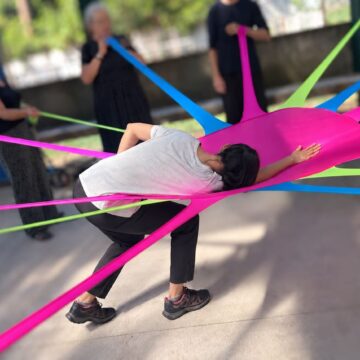 Când dansul încetinește orașul: Gravity Break deschide un laborator de cercetare coregrafică între apă, corp și spațiul public